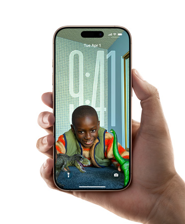 Una mano sostiene un iPhone que muestra el nuevo diseño con Liquid Glass, donde la hora se adapta a la imagen que aparece en la pantalla bloqueada