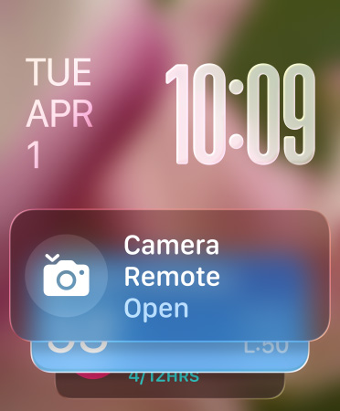Das Widget für die Kamera Fernbedienung wird unten auf dem Bildschirm angezeigt, transluzente Zeitziffern oben rechts, Datum oben links