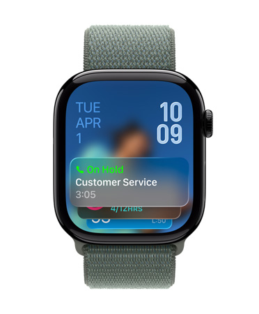 Apple Watch in Diamantschwarz mit Armband in Salbeigrün, Zifferblatt zeigt unten die Benachrichtigung für den Anrufassistenten, Datum oben links, Zeitziffern gestapelt oben rechts