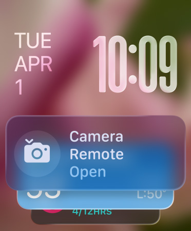 Ve spodní části obrazovky se objeví widget Ovladač fotoaparátu, vpravo nahoře jsou průsvitné číslice, vlevo nahoře datum