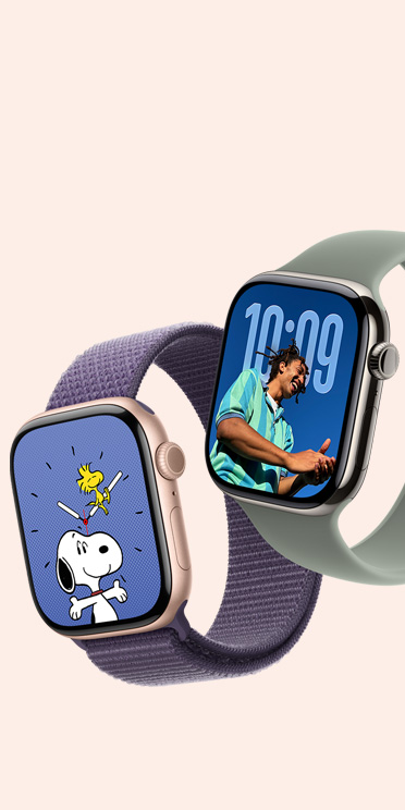 Apple Watch Series 11 med urkasse av aluminium i stellargrå med Sport Loop i grønngrå viser Bilder-urskiven, og Apple Watch Series 11 med urkasse av naturlig titan og Sport Loop i lilla dis viser Snoopy-urskiven.