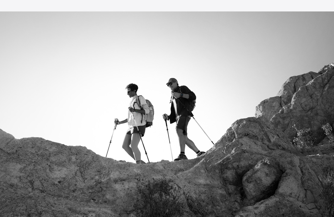 To personer bruker Apple Watch Ultra 3 på fjelltur.