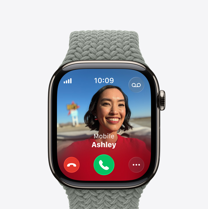 Apple Watch Series 11 med urkasse av naturlig titan og flettet Solo Loop i skogsgrønn viser innkommende anrop, kontaktbilde og knapper for å svare og avvise anropet på skjermen. På høyre side av urkassen vises Digital Crown.