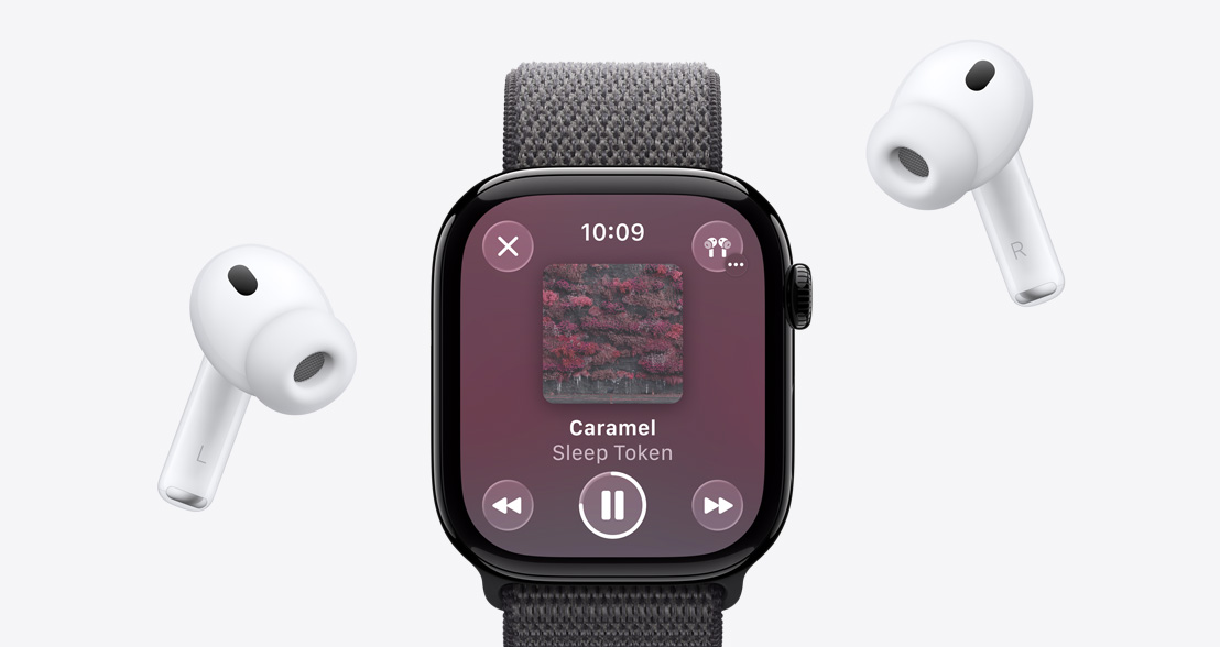 Hvite AirPods Pro 3 med øreplugger i silikon vises ved siden av en Apple Watch Series 11 med urkasse av aluminium i gagatsvart. Musikk spilles av i Musikk-appen.