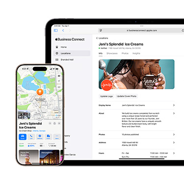 Mặt trước của iPad hiển thị nền tảng Apple Business Connect của doanh nghiệp. Phía trước iPad là iPhone hiển thị thông tin doanh nghiệp trên Bản Đồ Apple.