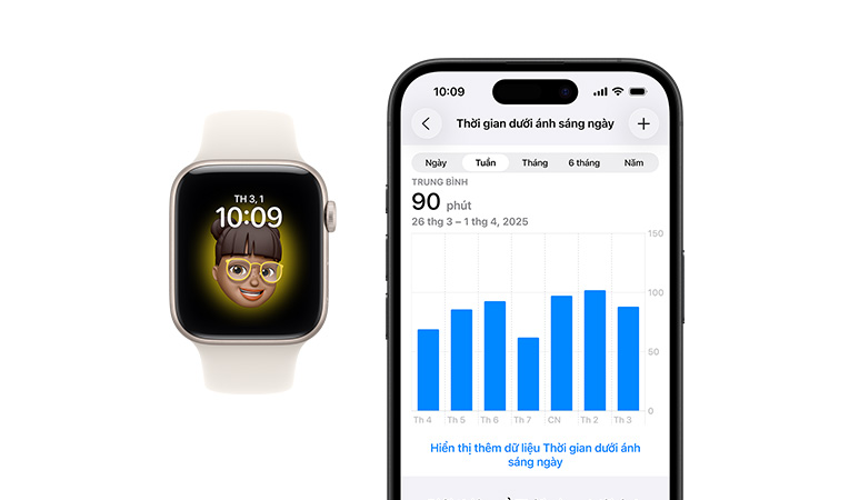 Apple Watch SE, Dây Đeo Thể Thao màu trắng, mặt trước, màn hình hiển thị Đồng Hồ, Memoji, bên cạnh đó là mặt trước của iPhone 16, màn hình hiển thị Sức Khỏe, Biểu Đồ Thời Gian Dưới Ánh Sáng Ngày