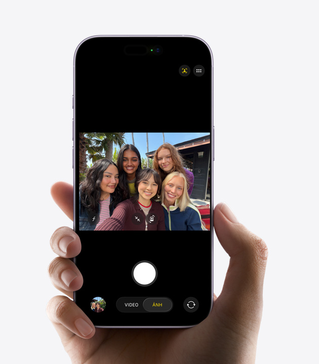 Vỏ ngoài mặt trước của iPhone, thể hiện ba người đang quay video selfie bằng camera trước Center Stage, hình vuông màu vàng bao quanh các khuôn mặt để thể hiện căn khung tự động