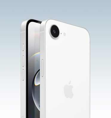 iPhone 16e màu Trắng với một phần màn hình và góc nghiêng, cho thấy nút Tác Vụ, nút âm lượng và nút sườn. Vỏ ngoài mặt sau cho thấy hệ thống camera 2 trong 1 ở góc trên cùng bên trái.