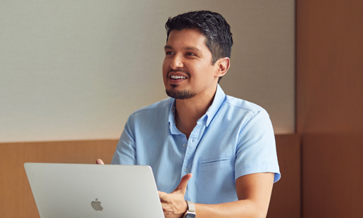 Edgar a laptopján dolgozik.