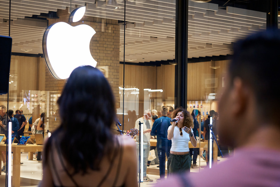 Artiest JGrrey treedt op bij de opening van Apple Battersea.