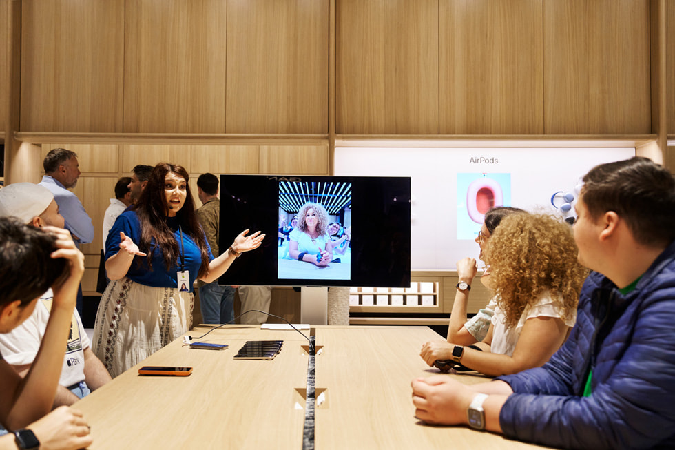 Een medewerker leidt een Today at Apple-sessie bij Apple Battersea in Londen.
