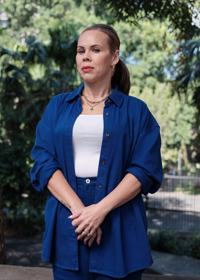 Carly Stanley fra Deadly Connections vises utendørs.