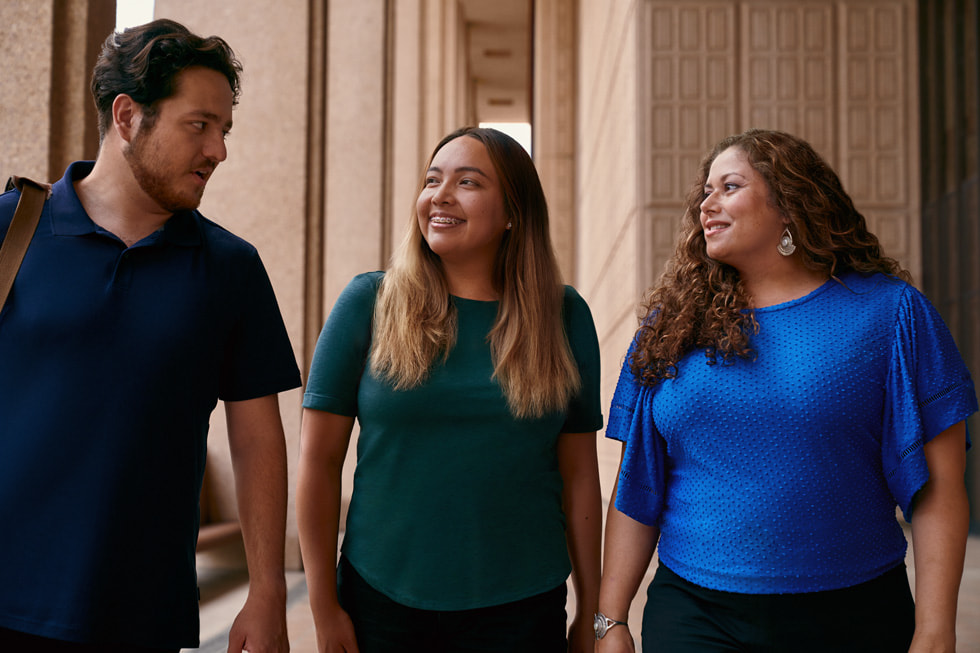 Shayan Moshtael, Lizett Evangelista og Dr. Amanda Quintero vist ved Global HSI Equity Innovation Hub ved California State University i Northridge.