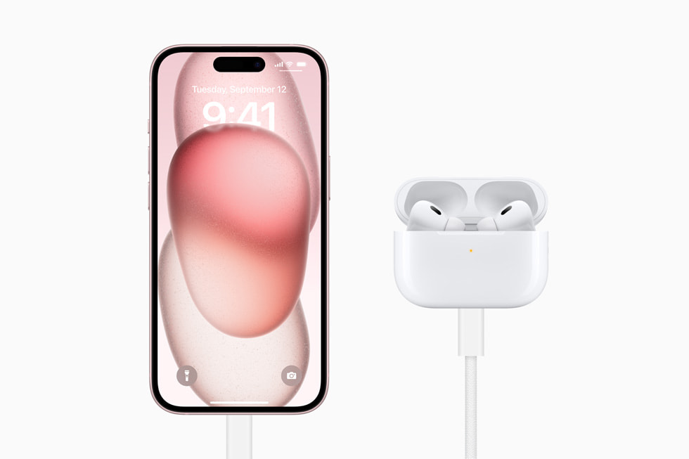 iPhone 15 vises ved siden av AirPods Pro (2. gen.).