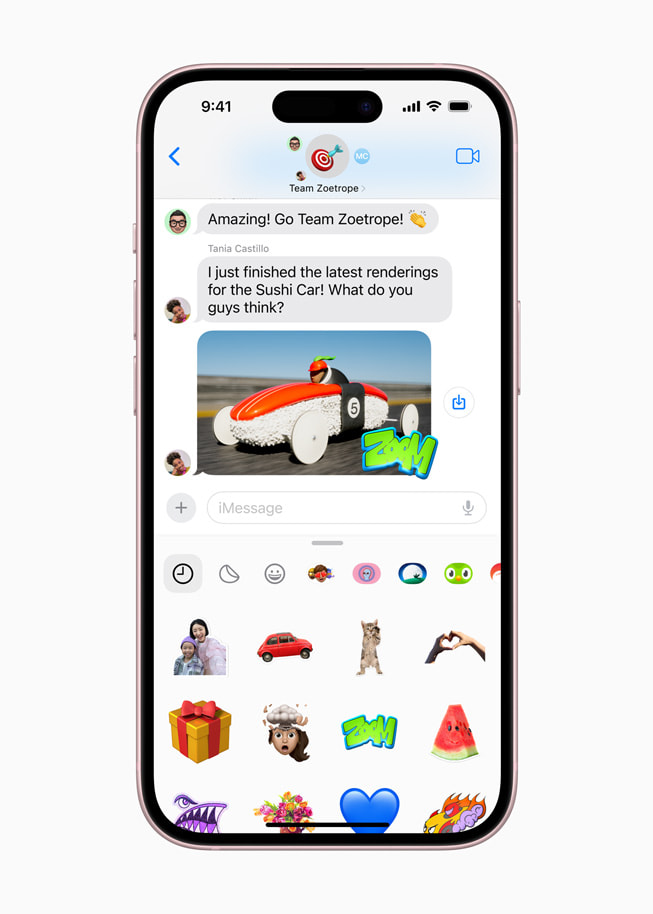 iPhone 15 viser en samtale via tekstmeldinger, med en meny med emoji-klistremerker og Live-klistremerker.