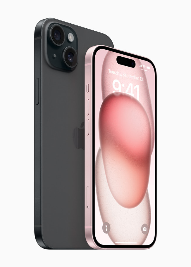 iPhone 15 Plus i svart er vist fra baksiden ved siden av iPhone 15 i rosa, som er vist forfra.