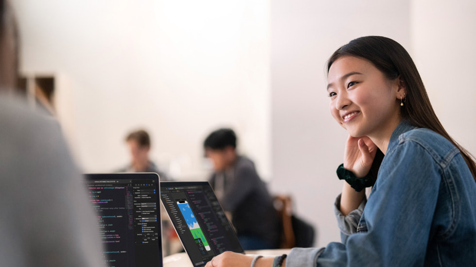 워크숍에 참여한 개발자가 MacBook Pro로 작업하는 모습.