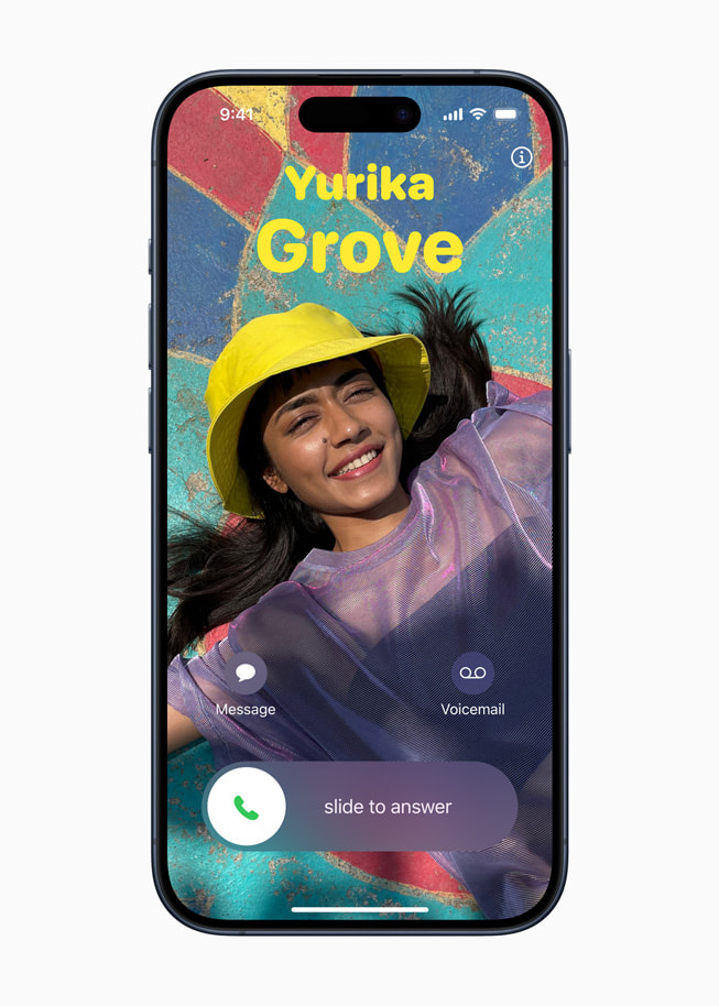 Den nye oplevelse med kontaktplakater i iOS 17 på iPhone 15 Pro.
