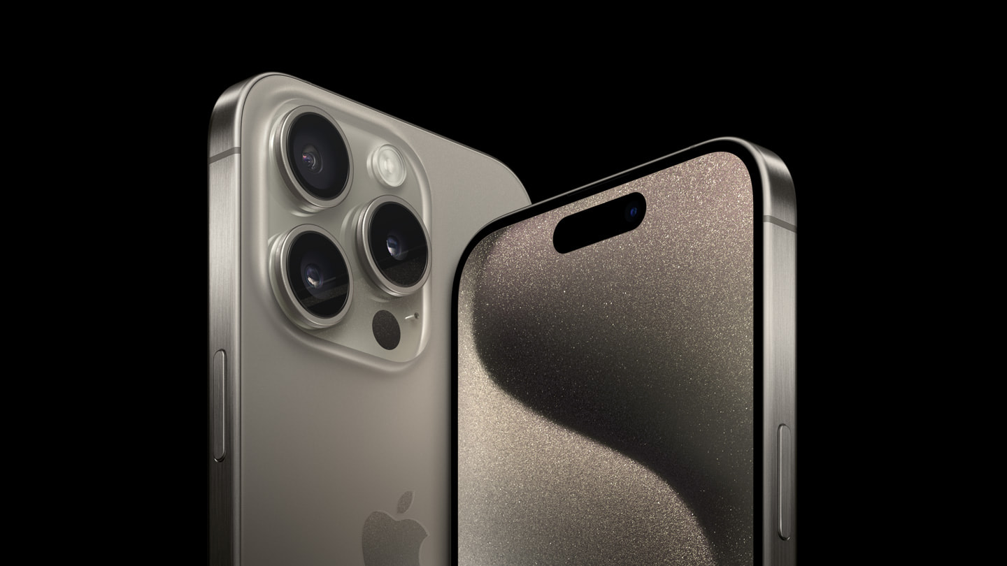 iPhone 15 Pro og iPhone 15 Pro Max I farven naturligt titanium.