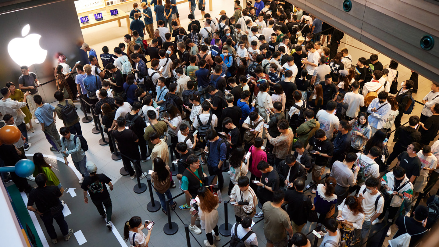 Khách hàng đang xếp hàng bên trong cửa hàng Apple Nanjing East để chờ mua sản phẩm mới.