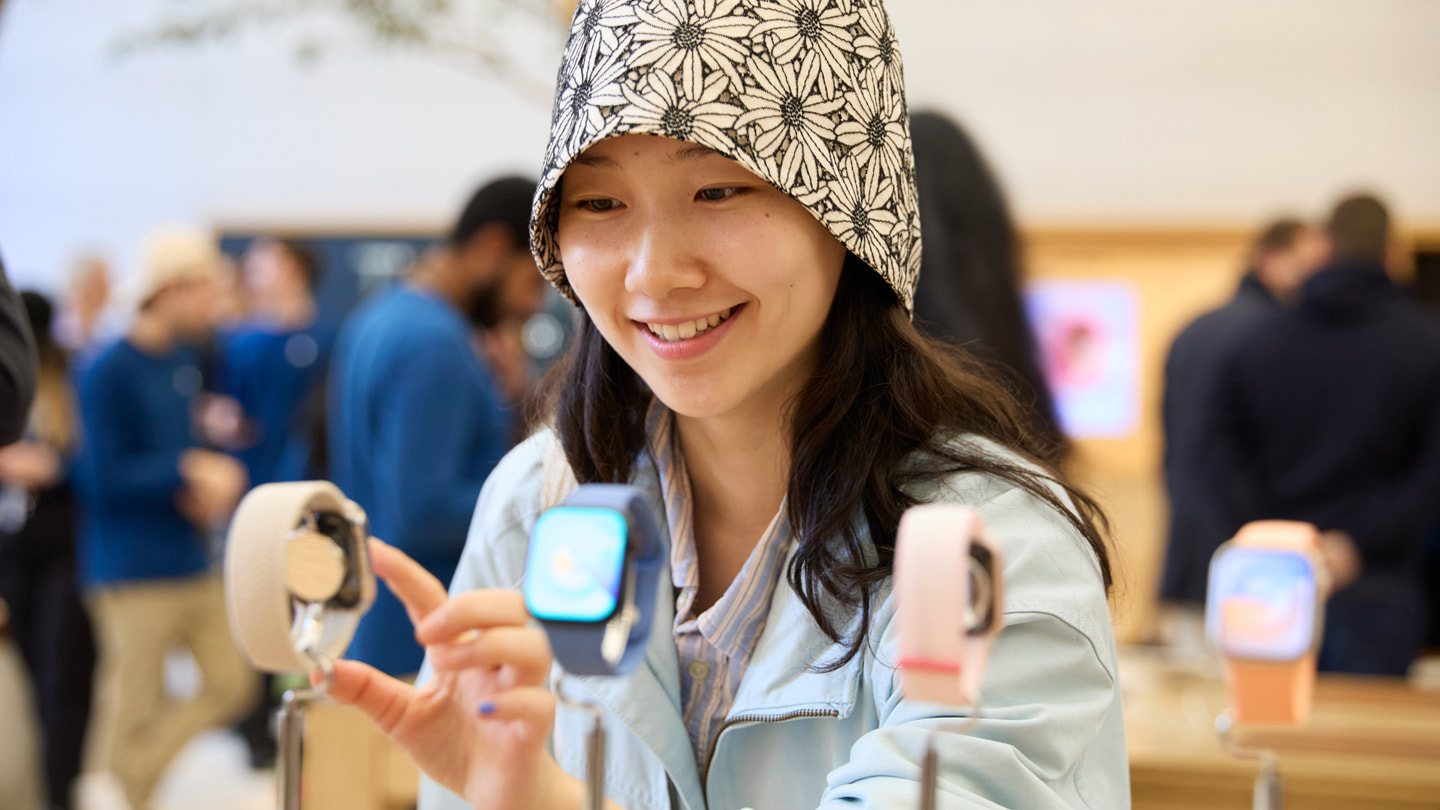 Khách hàng đang quan sát Apple Watch Series 9 tại cửa hàng Apple Regent Street ở London.