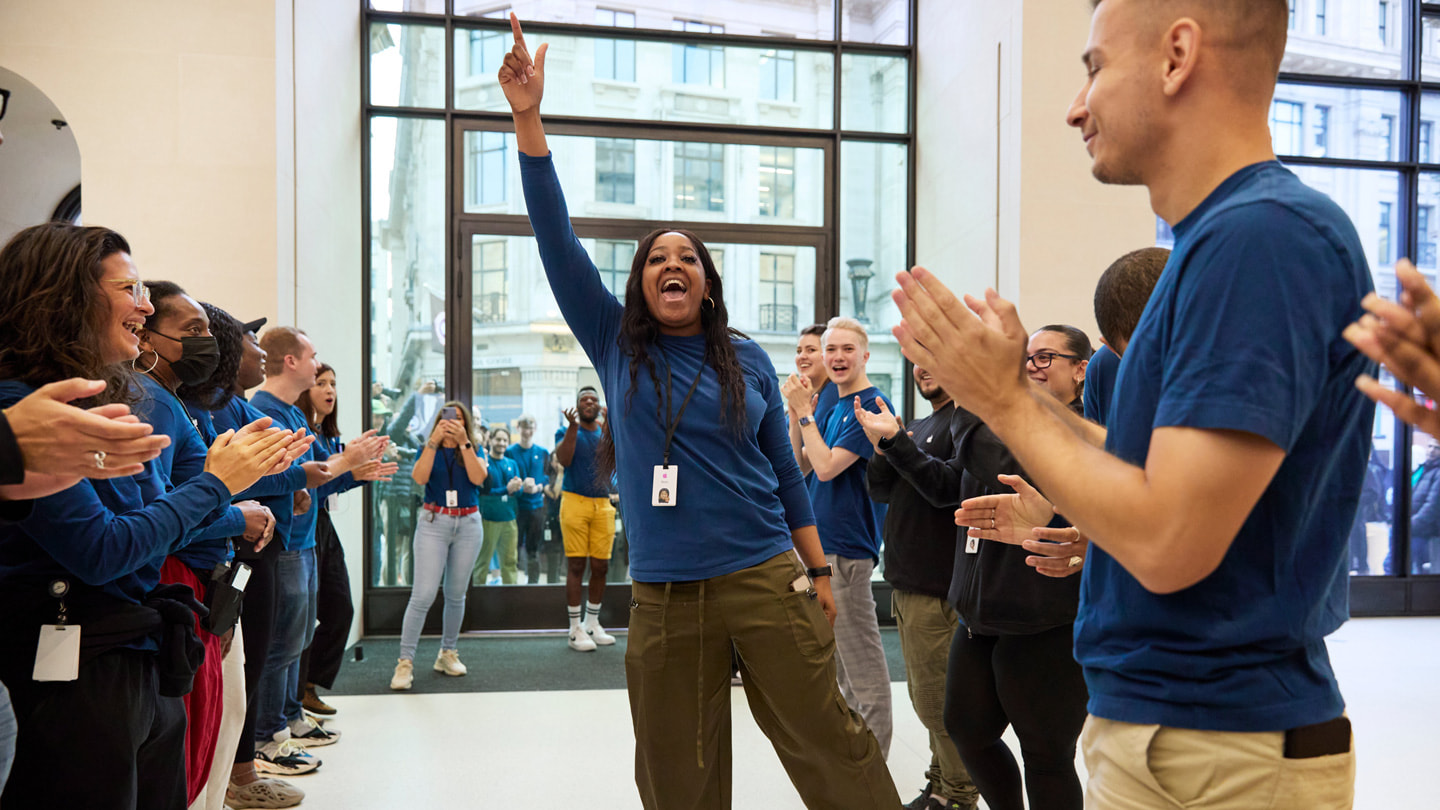 Đội ngũ nhân viên chào đón khách hàng tại cửa hàng Apple Regent Street in London.