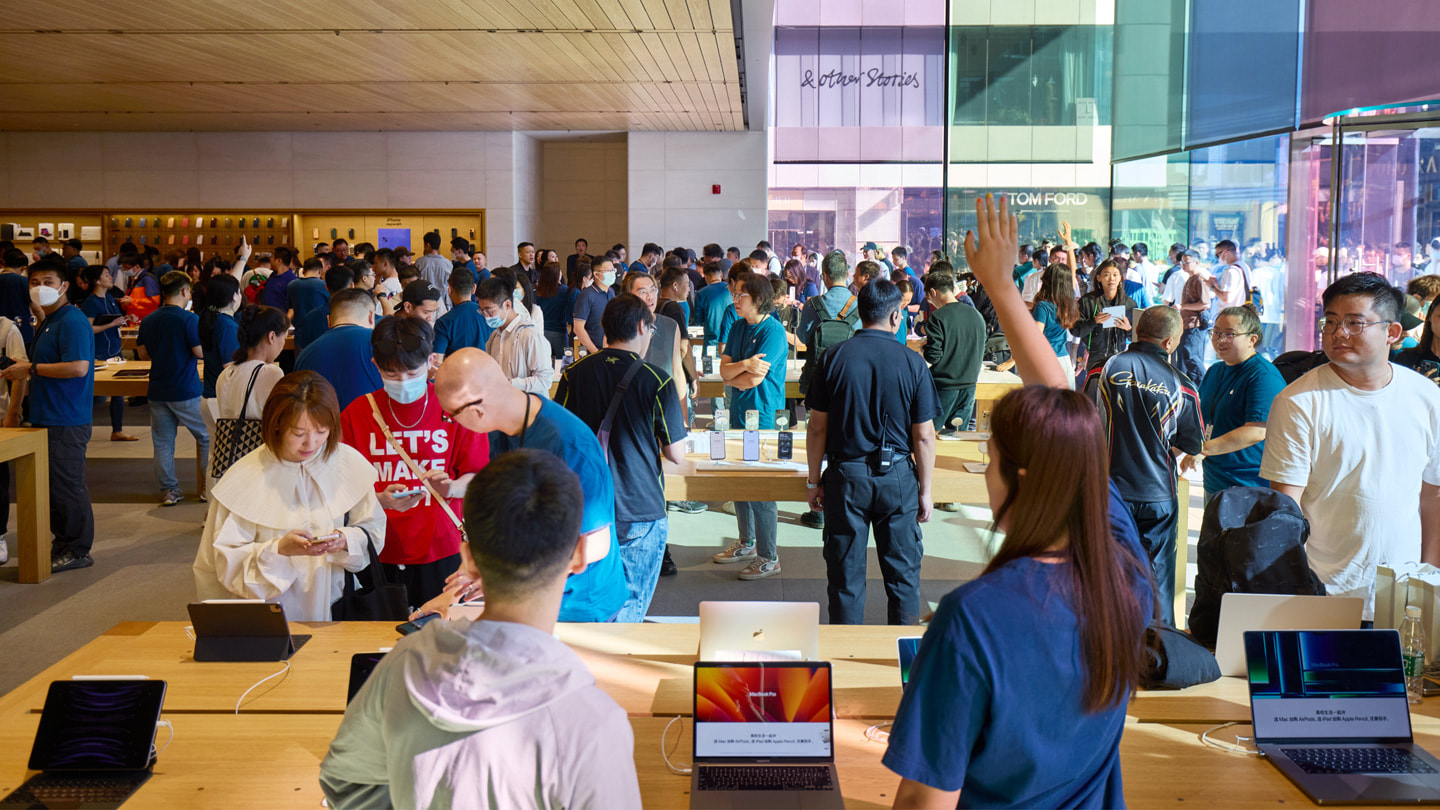 Đám đông bên trong cửa hàng Apple Sanlitun đang chờ đợi sự xuất hiện của dòng sản phẩm iPhone 15 và Apple Watch mới.