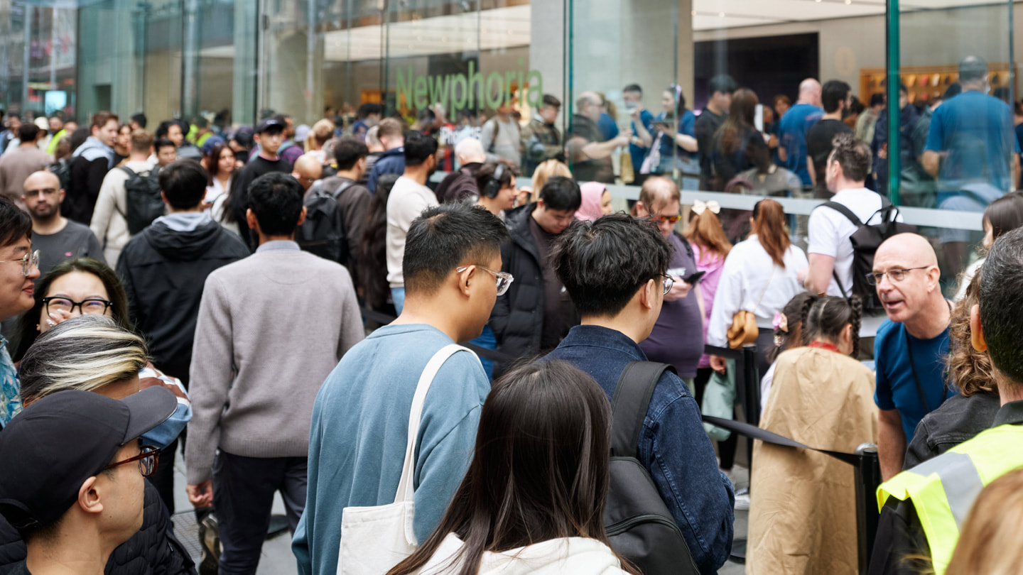 Đám đông bên ngoài cửa hàng Apple Sydney, Úc.