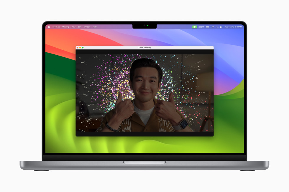 発表者の後ろに花火が表示されている、MacBook Pro上のZoom会議。