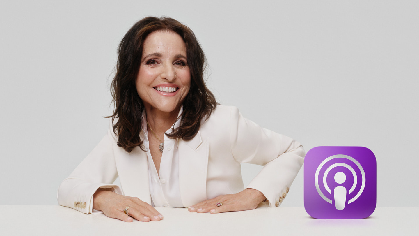 Et portræt af Julia Louis-Dreyfus med den fysiske Apple Podcasts-pris.