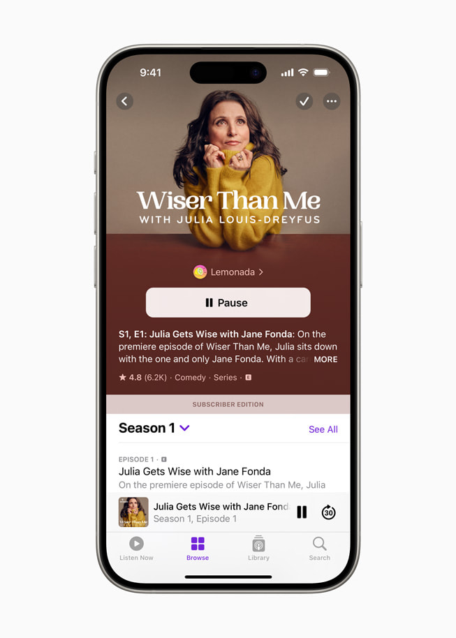 Podcastsiden for Wiser Than Me med Julia Louis-Dreyfus vist på iPhone 15 Pro.