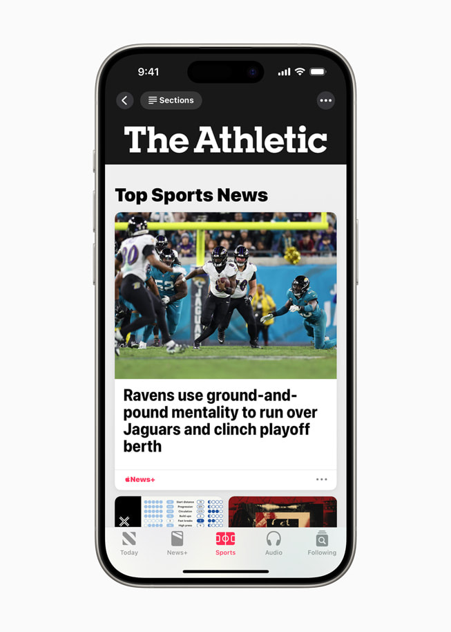 The Athletic est montré dans Apple News+ sur iPhone 15 Pro.