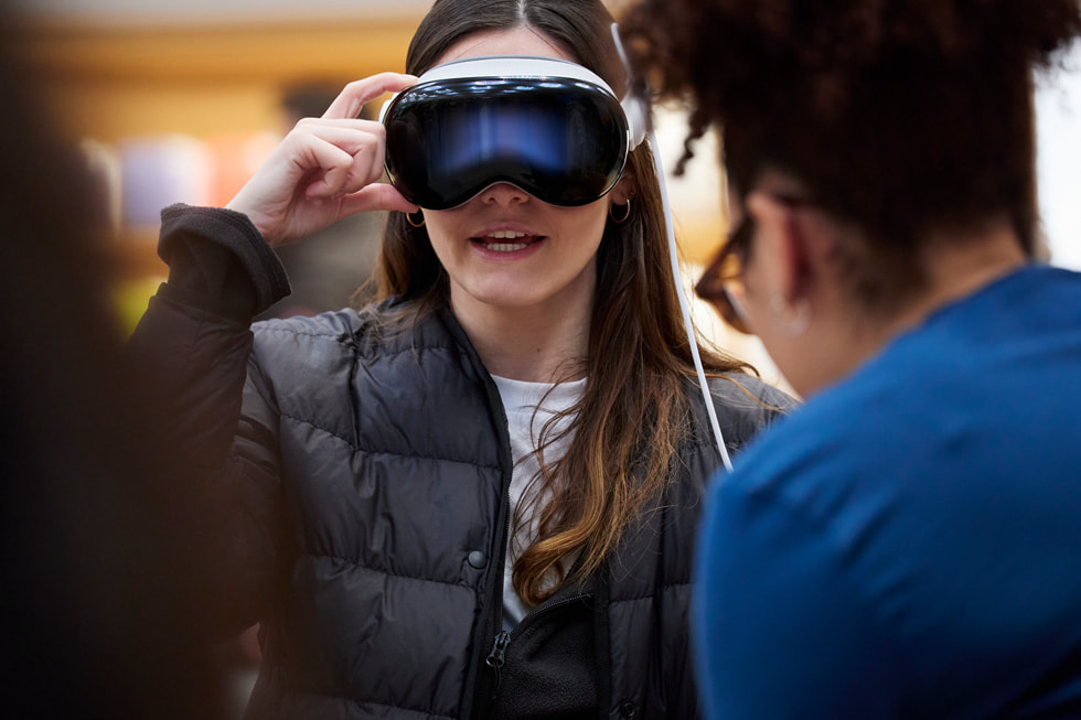 Una clienta enciende el Apple Vision Pro.