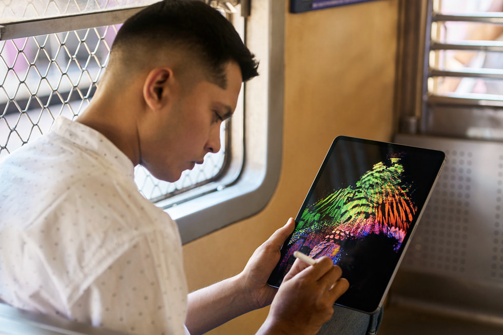 Ameya Shinde utilisant l’Apple Pencil avec iPad Pro.