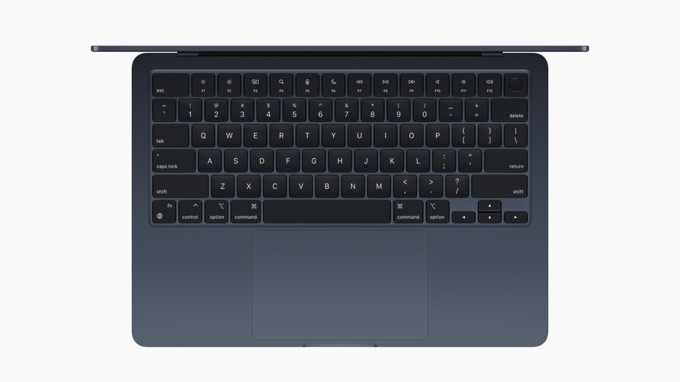 Et nærbilde av tastaturet på nye MacBook Air i finishen midnatt.