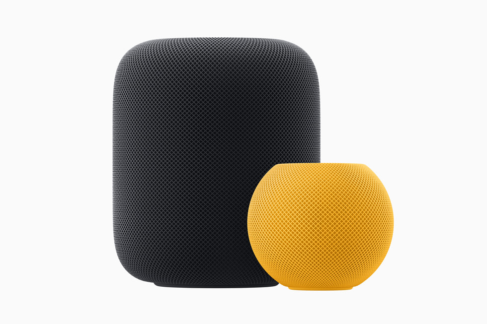ภาพแสดง HomePod (รุ่นที่ 2) และ HomePod mini บนพื้นหลังสีขาว