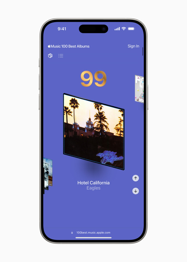 L’écran d’un iPhone 15 Pro affiche l’album nº 99, « Hotel California » des Eagles, sur le mini-site des 100 meilleurs albums.