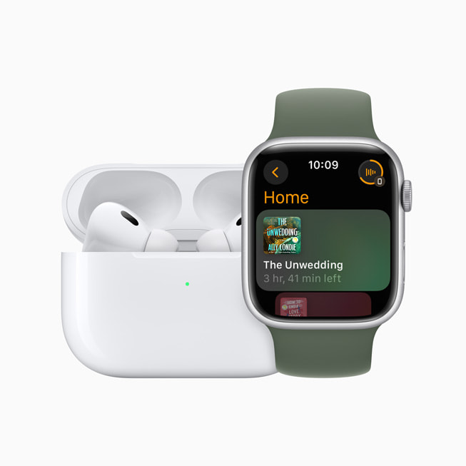 Le livre audio The Unwedding, par Ally Condie, est affiché sur l’écran d’une Apple Watch Series 9, à côté d’AirPods Pro.