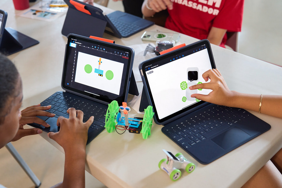 Integrantes del club 4-H usan robots Sphero y el iPad.