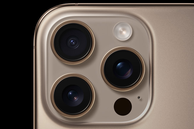 صورة مقربة للكاميرات الخلفية لجهاز iPhone 16 Pro.