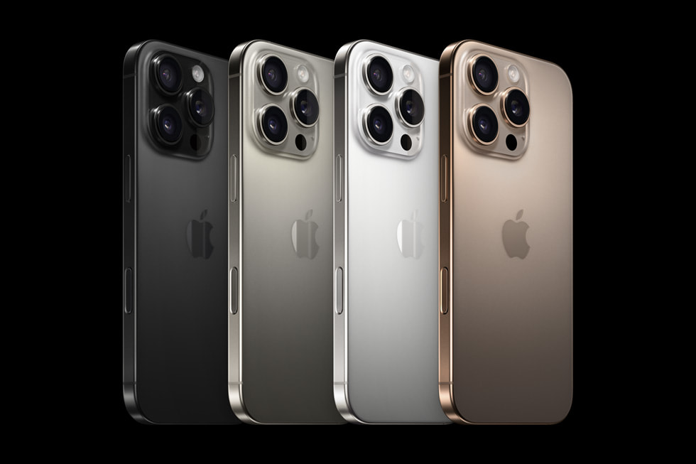 لقطة مقربة لأربعة أجهزة iPhone 16 Pro بأربعة ألوان تشمل: التيتانيوم الأسود، والتيتانيوم الطبيعي، والتيتانيوم الأبيض، والتيتانيوم الصحراوي.