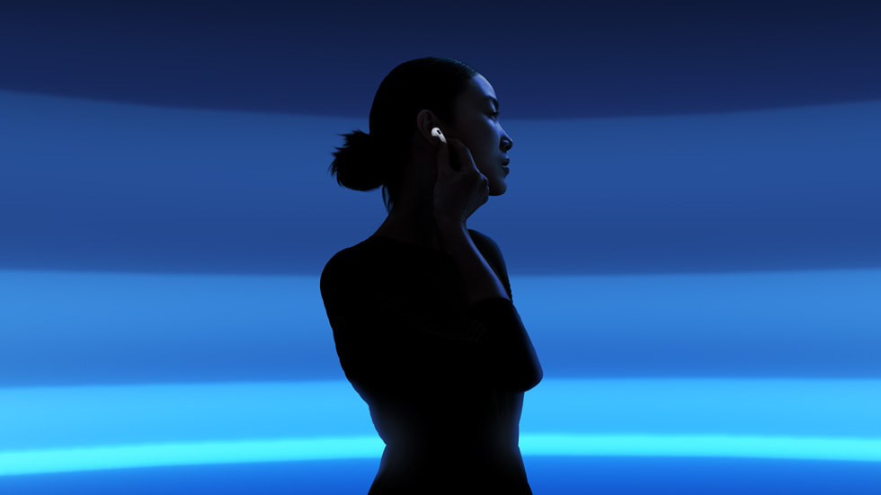Silueta de una persona con unos AirPods 4 sobre un fondo azul.