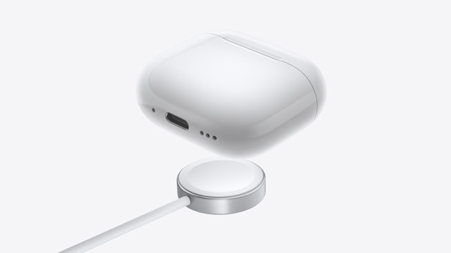Los AirPods 4 en un cargador del Apple Watch.