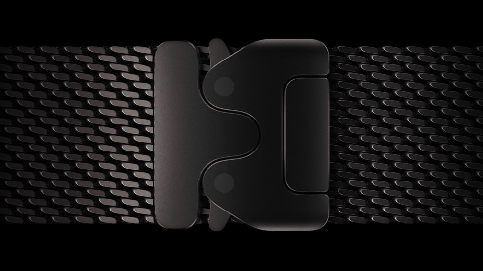 Gros plan sur la boucle du nouveau Bracelet Milanais en titane noir.