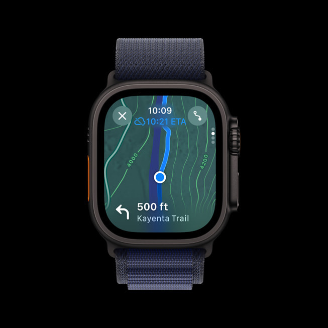 Une Apple Watch Ultra 2 affiche un parcours de randonnée personnalisé.