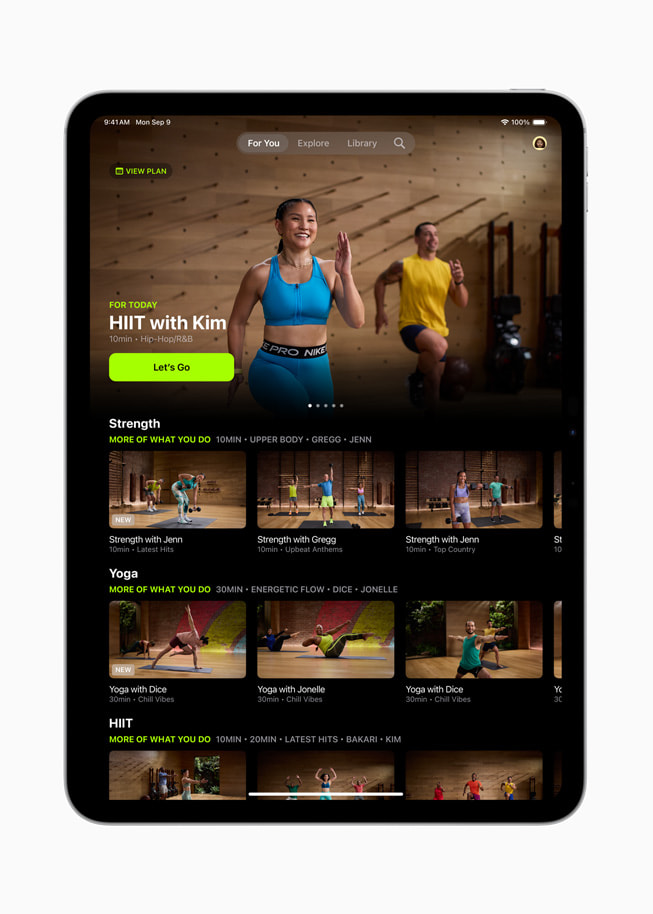 iPad Pro (รุ่น 11 นิ้ว) แสดง Tab Bar ที่ออกแบบใหม่บนหน้าจอ Apple Fitness+