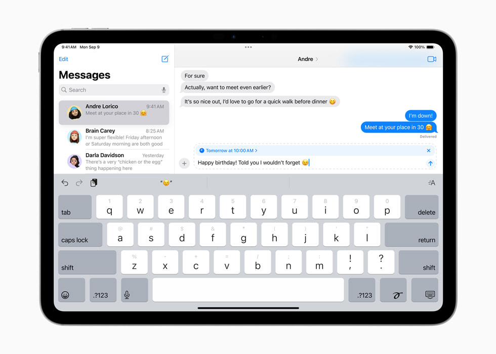 iPad Pro (รุ่น 11 นิ้ว) แสดงข้อความสุขสันต์วันเกิดที่ตั้งเวลาให้ส่งในวันรุ่งขึ้น