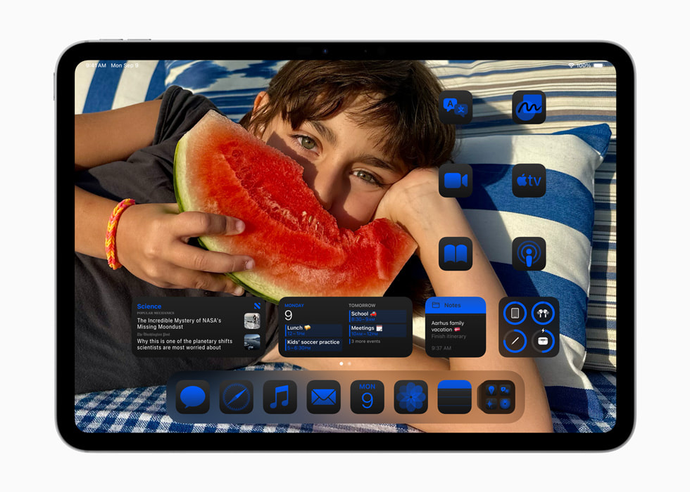 iPad Pro (รุ่น 11 นิ้ว) แสดงไอคอนแอปบนหน้าจอโฮมที่จัดวางล้อมรอบรูปภาพและปรับแต่งโดยการย้อมสีน้ำเงิน