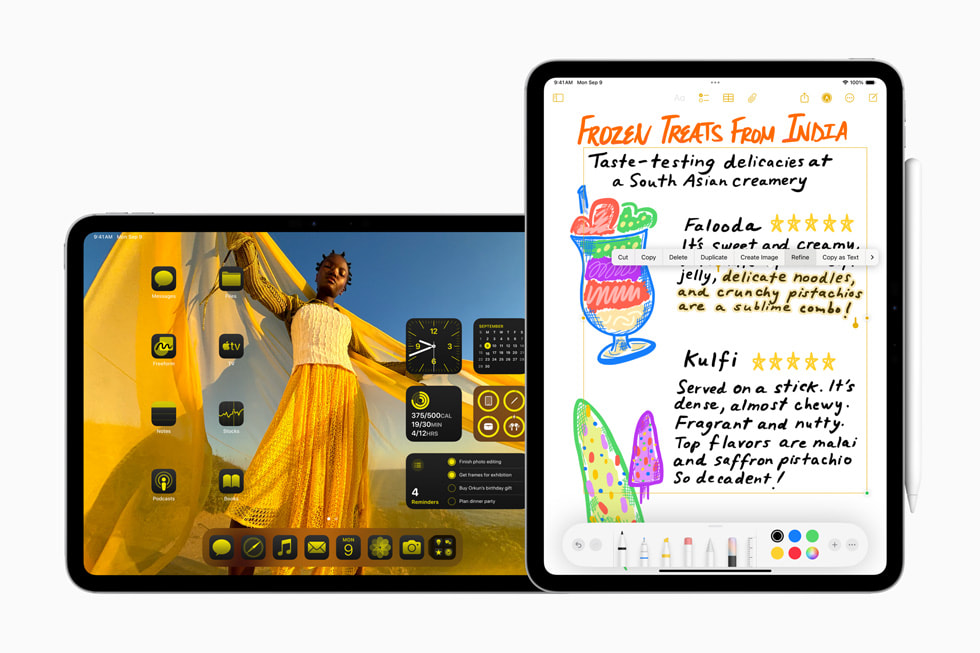 iPad Pro (รุ่น 11 นิ้ว) สองเครื่องแสดงไอคอนแอปที่ปรับแต่งเป็นสีเหลืองบนหน้าจอโฮมและโน้ตที่เขียนด้วยลายมือโดยใช้คุณสมบัติสคริปต์อัจฉริยะ