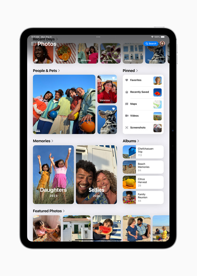 iPad Pro (รุ่น 11 นิ้ว) แสดงแอปรูปภาพที่ออกแบบใหม่โดยมีการจัดระเบียบรูปภาพแยกออกเป็นกลุ่มๆ ไม่ว่าจะเป็นผู้คนและสัตว์เลี้ยง ความทรงจำ และรูปภาพแนะนำ